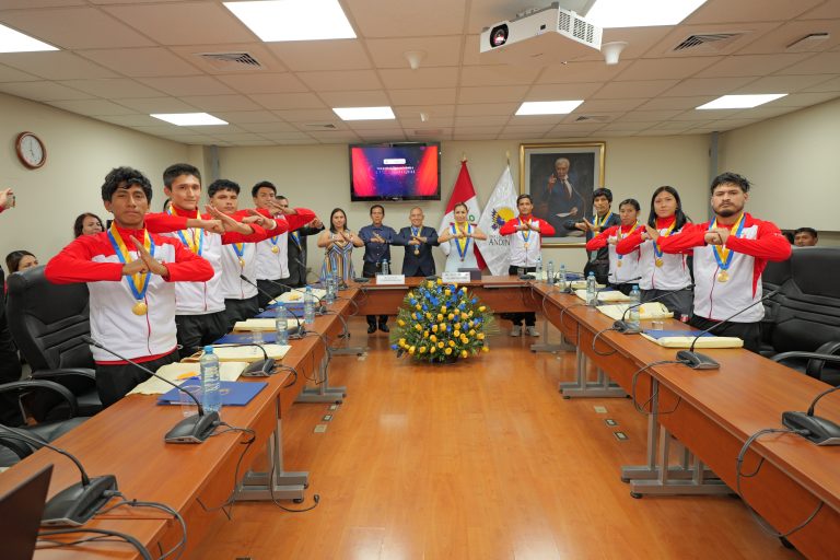 Campeones peruanos de Kung Fu reconocidos en el Congreso